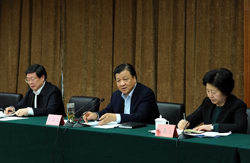 3月28日下午至29日,中共中央政治局常委、中央書記處書記劉云山在天津調研。這是3月29日,劉云山在天津靜海縣子牙循環(huán)經濟產業(yè)區(qū)主持召開為民務實清廉教育實踐活動座談會。新華社記者 饒愛民 攝
