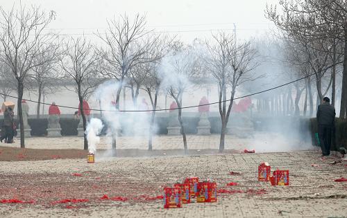 “清明”請文明祭掃 3月31日,在天津永定塔陵內(nèi),市民在燃放花炮祭拜先人。 清明將至,天津各大公墓迎來祭掃高峰,特別是在3月30日至31日這個清明節(jié)前的最后一個周末,大批市民出門祭掃。在很多公墓內(nèi),一些市民依舊沿襲放鞭炮、燒紙錢等舊習俗祭拜先人,造成空氣污染、環(huán)境衛(wèi)生質(zhì)量下降。 新華社發(fā)(劉東岳 攝)