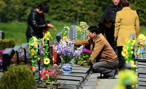 綠色祭掃樹清明新風(fēng) 3月31日,江蘇揚(yáng)州市民帶著鮮花來到揚(yáng)州墓園掃墓。 清明節(jié)臨近,各地掃墓活動(dòng)進(jìn)入高峰期,低碳環(huán)保、綠色文明的祭掃方式成為今年許多地方清明掃墓的主旋律。 新華社發(fā)(孟德龍 攝)