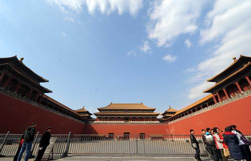 4月1日下午,故宮關(guān)閉午門(mén)入口。當(dāng)日起,北京故宮博物院正式實(shí)行全年周一(法定節(jié)假日和暑期除外)下午閉館措施。據(jù)了解,自2013年淡季試行周一閉館半天以來(lái),故宮充分利用閉館時(shí)間,對(duì)古建筑、原狀陳列、文物藏品、展覽設(shè)施、基礎(chǔ)設(shè)施、安防消防設(shè)備等進(jìn)行檢查、保養(yǎng)與維護(hù),并對(duì)一線員工進(jìn)行培訓(xùn),取得良好效果。新華社記者 公磊 攝