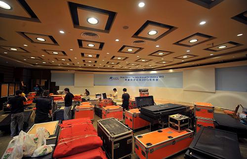 4月3日,工作人員在加緊布置會場。新華社記者 郭程 攝
