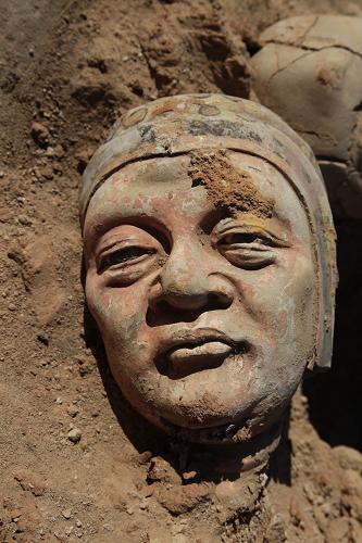 這是內(nèi)蒙古遼上京皇城西山坡佛寺遺址出土的泥塑人頭像。新華社發(fā)