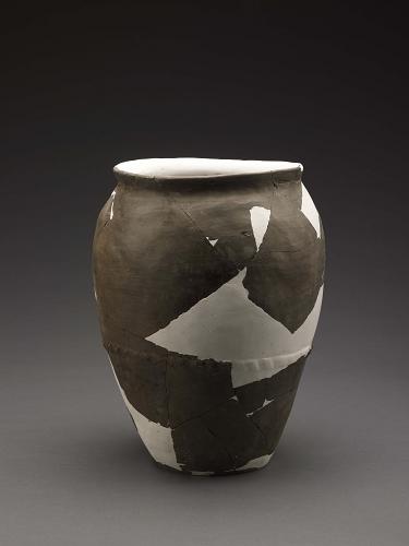 這是四川金川劉家寨新石器時(shí)代遺址出土的泥質(zhì)侈口深腹罐。新華社發(fā)