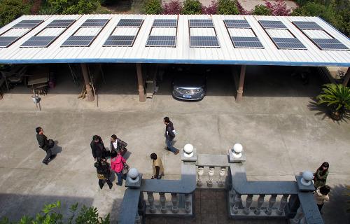 這是4月8日拍攝的安裝在莫志凱家車庫頂上的36塊太陽能電板。