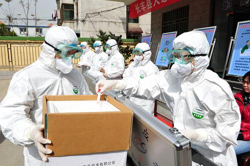 4月9日,合肥市長(zhǎng)豐縣疾病預(yù)防控制中心舉行人感染H7N9禽流感防控應(yīng)急演練。這是醫(yī)務(wù)人員在演練中收集“樣本”運(yùn)往化驗(yàn)室。新華社發(fā)