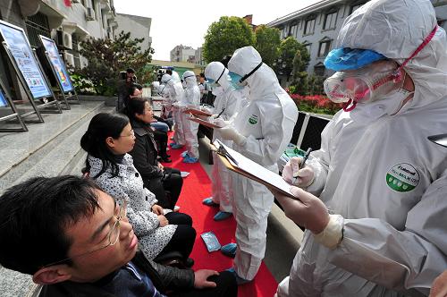 4月9日,合肥市長(zhǎng)豐縣疾病預(yù)防控制中心舉行人感染H7N9禽流感防控應(yīng)急演練。這是醫(yī)務(wù)人員在演練中核實(shí)“患者”個(gè)人信息。新華社發(fā)
