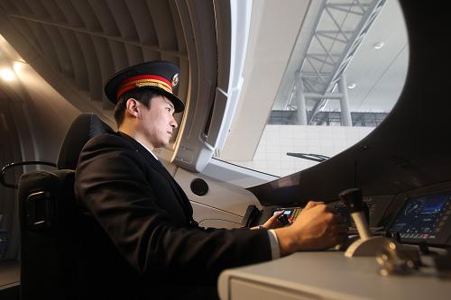 4月10日,試驗(yàn)列車從沈陽(yáng)駛往大連。新華社記者 邢廣利 攝