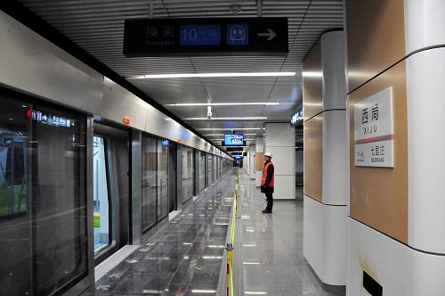 4月10日,試運(yùn)行列車??吭诒本┑罔F14號(hào)線西局站。 新華社發(fā)(李朝臻 攝)