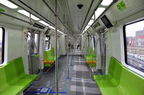 這是4月10日拍攝的北京地鐵14號(hào)線A型寬體大容量地鐵列車內(nèi)部。目前,北京地鐵14號(hào)線西段(張郭莊站-西局站)正在按照運(yùn)營(yíng)標(biāo)準(zhǔn)進(jìn)行空載試運(yùn)行,將于5月5日開(kāi)通試運(yùn)營(yíng),屆時(shí)將成為服務(wù)第九屆北京國(guó)際園林博覽會(huì)的一條交通運(yùn)輸通道。地鐵14號(hào)線西段總里程12.4公里,共設(shè)7座車站,是北京首條采用A型寬體大容量列車的地鐵線路。新華社發(fā)(李朝臻 攝)