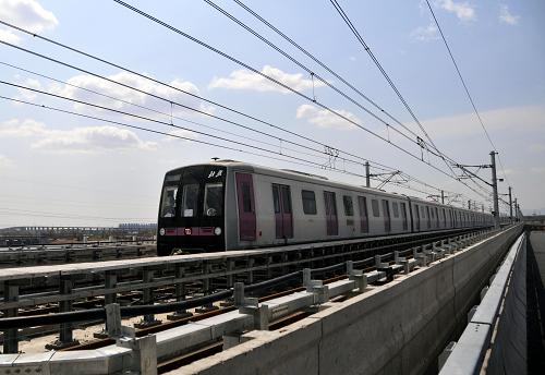 列車在北京地鐵14號(hào)線西段園博園站至大瓦窯站區(qū)間試運(yùn)行(4月9日攝)。 新華社發(fā)(李朝臻 攝)