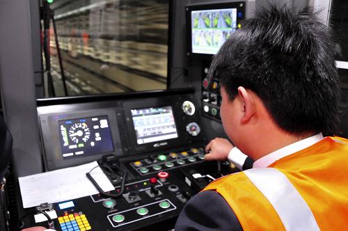 4月10日,列車在北京地鐵14號(hào)線西段試運(yùn)行。 新華社發(fā)(李朝臻 攝)