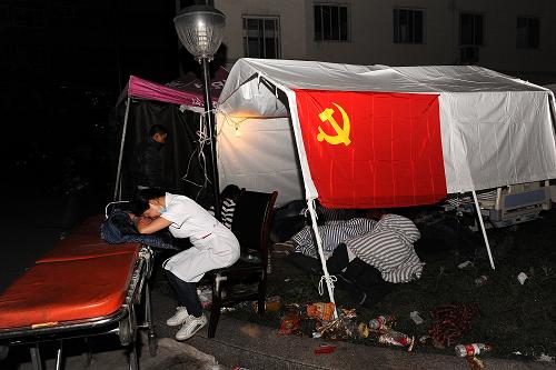 4月21日,中國紅十字會醫(yī)務(wù)人員在帳篷前休息。 新華社記者 何俊昌 攝