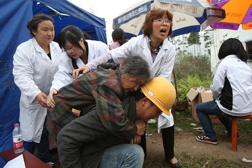 4月21日,在蘆山縣龍門鄉(xiāng)紅星村,醫(yī)務(wù)人員準(zhǔn)備給一位老人治療。新華社記者 金立旺 攝