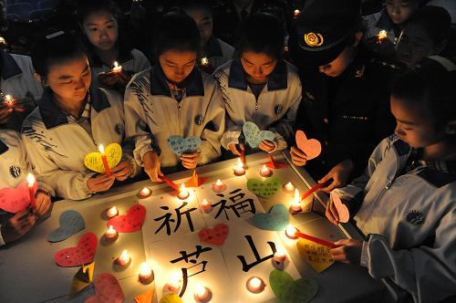 4月21日,同學(xué)們與邊防警官一起在為雅安地震災(zāi)區(qū)祈福。新華社記者 李紫恒 攝
