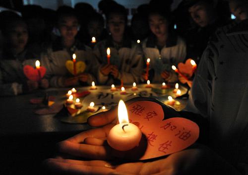 4月21日,同學(xué)們與邊防官兵一起在為雅安地震災(zāi)區(qū)祈福。新華社記者 李紫恒 攝