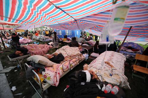 4月21日,在四川省雅安市寶興縣靈關(guān)鎮(zhèn),傷員在接受治療。 新華社發(fā)(薛玉斌 攝)