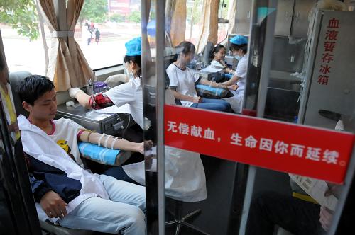 4月21日,在四川省南充市高坪區(qū)安漢廣場(chǎng)采血車上,川北醫(yī)學(xué)院醫(yī)學(xué)影像學(xué)系學(xué)生在獻(xiàn)血。新華社發(fā)(李向雨 攝)