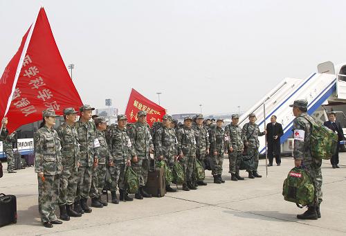 4月21日,解放軍醫(yī)療專家抗震救援隊(duì)在首都機(jī)場(chǎng)停機(jī)坪列隊(duì),做登機(jī)前的準(zhǔn)備。當(dāng)日11時(shí)許,CA057號(hào)包機(jī)搭載著由29名解放軍總醫(yī)院、解放軍醫(yī)學(xué)科學(xué)院醫(yī)療專家組成的抗震救災(zāi)救援隊(duì)及2噸藥品,由北京首都機(jī)場(chǎng)出發(fā)飛赴成都。首都機(jī)場(chǎng)開(kāi)辟了綠色通道,優(yōu)先救災(zāi)包機(jī)及時(shí)起航。新華社發(fā)(荊雷 攝)