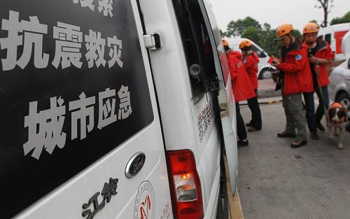 4月21日,在成雅高速公路新津服務(wù)區(qū)稍事休整后,搜救隊(duì)員準(zhǔn)備深入災(zāi)區(qū)執(zhí)行搜救任務(wù)。新華社記者 裴鑫 攝