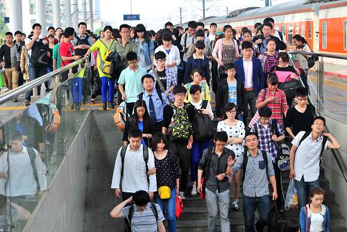 4月28日,大批旅客在江西九江火車站下車出站。新華社發(fā)(胡國林 攝)