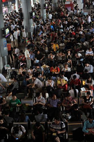 4月28日,廣西南寧瑯東汽車客運站候車大廳擠滿了等待乘車的旅客。新華社發(fā)(喻湘泉 攝)