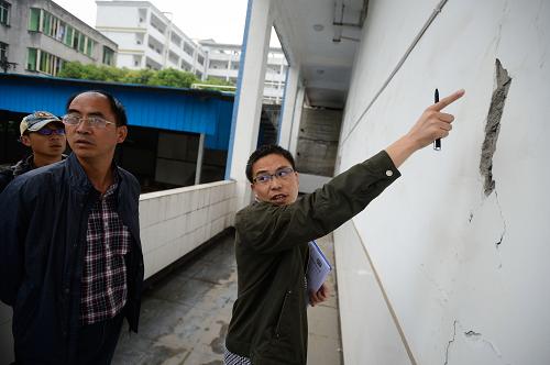4月29日,成都市建筑科學(xué)研究院的工作人員在對(duì)天全中學(xué)受損實(shí)驗(yàn)樓進(jìn)行安全鑒定。