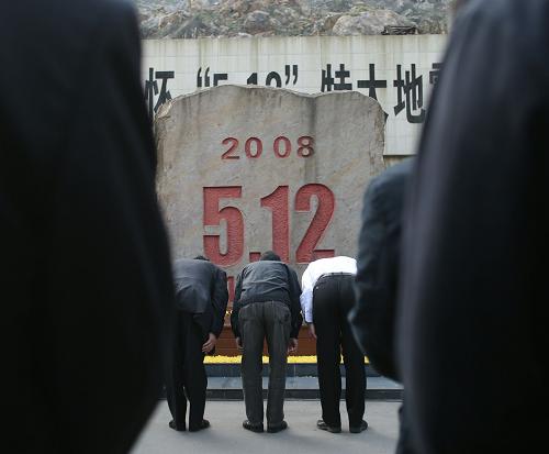 5月12日,在北川老縣城地震遺址,人們向遇難者鞠躬。當(dāng)日是汶川地震5周年紀(jì)念日,北川群眾和從各地趕來的人們在老北川縣城祭奠逝者,寄托哀思。新華社記者 王申 攝