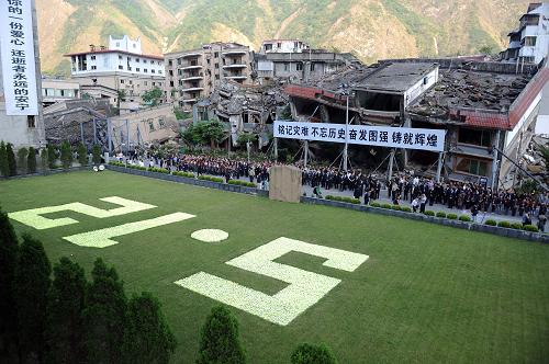 5月12日,群眾在北川老縣城祭奠地震遇難者。新華社發(fā)(薛玉斌 攝)