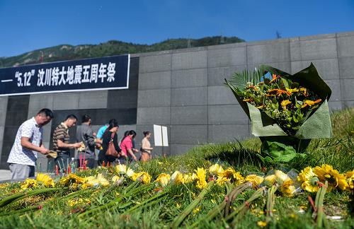 5月12日是汶川地震5周年紀(jì)念日,當(dāng)?shù)厝罕姾陀鲭y者家屬在汶川縣映秀鎮(zhèn)遇難者公墓祭奠逝者,寄托哀思。新華社記者 白禹 攝