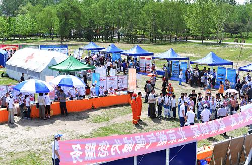 5月12日,2013年北京市“防災(zāi)減災(zāi)日”主題宣傳活動在海淀公園舉行。當(dāng)日為我國第五個“防災(zāi)減災(zāi)日”,全國各地舉辦各種宣傳、培訓(xùn)活動,進(jìn)一步提高公眾的防災(zāi)減災(zāi)意識和能力。新華社發(fā)(王全超 攝)
