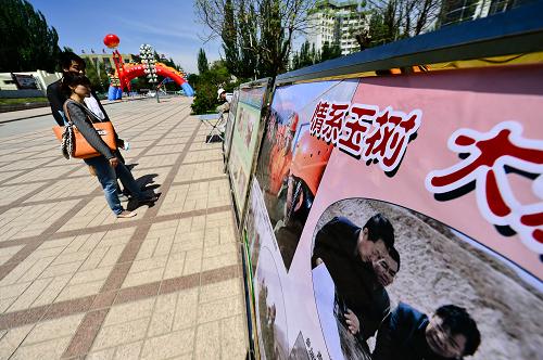 5月12日,兩名市民在西寧市新寧廣場觀看防震減災(zāi)宣傳展板。當(dāng)日為我國第五個“防災(zāi)減災(zāi)日”,全國各地舉辦各種宣傳、培訓(xùn)活動,進(jìn)一步提高公眾的防災(zāi)減災(zāi)意識和能力。新華社發(fā)(吳剛 攝)