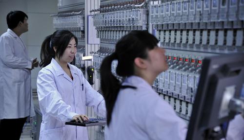 5月20日,北京市電能表計量檢定中心的技術(shù)人員進行智能電表信息系統(tǒng)錄入。當日是“世界計量日”,北京市電能表計量檢定中心舉行電能計量實驗室開放日活動。在開放日活動上,電能表計量檢定中心向參觀的市民介紹和展示了新型的智能電表以及智能電表的計量檢測、信息系統(tǒng)錄入、防震防塵測試,讓廣大市民更加了解新型智能電表的便利性、精確性和安全性。據(jù)國家電網(wǎng)北京電力公司介紹,智能電表電量計量是智能電網(wǎng)建設的重要組成部分,是智能電網(wǎng)與廣大家庭和工商業(yè)用戶連接的重要途徑。智能電表除了具備電能使用計量的基本功能外,還具有用電信息存儲、遠程采集、信息交互等多種功能。目前,北京市已有190萬戶使用智能型電表,到2015年將實現(xiàn)智能電表全覆蓋。新華社記者 李欣 攝