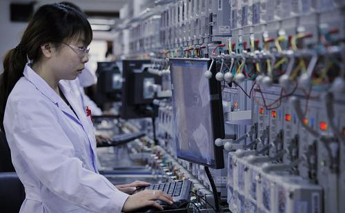5月20日,北京市電能表計量檢定中心的技術(shù)人員進行三相電智能電表性能檢測。新華社記者 李欣 攝