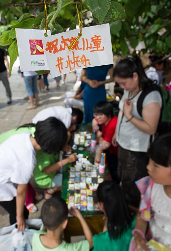 6月1日,參加活動的師生和家長寫下祝福掛在許愿樹上。當(dāng)日,來自北京15所打工子弟學(xué)校的數(shù)百名師生和家長齊聚北京朝陽區(qū)金盞鄉(xiāng)皮村打工文化藝術(shù)博物館,參加在這里舉行的“流動的心聲——新公民兒童文化藝術(shù)節(jié)”。當(dāng)日是“六一”國際兒童節(jié)。全國各地的孩子們用各種各樣的方式慶祝自己的節(jié)日。新華社記者 羅曉光 攝