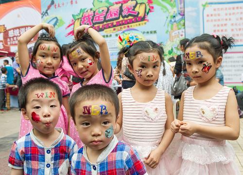 6月1日,三對雙胞胎參加重慶市少年宮舉行的雙胞胎彩繪活動。當(dāng)日是“六一”國際兒童節(jié)。全國各地的孩子們用各種各樣的方式慶祝自己的節(jié)日。新華社記者 陳誠 攝