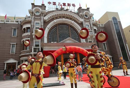 6月1日,吳橋雜技團的小演員們在中國兒童藝術(shù)劇院外表演節(jié)目歡迎小朋友。該劇院當(dāng)天舉行兒童戲劇開放日活動。當(dāng)日是“六一”國際兒童節(jié)。全國各地的孩子們用各種各樣的方式慶祝自己的節(jié)日。新華社記者 金立旺 攝
