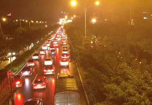 6月9日,廣西南寧市快速環(huán)道廂竹大道段,降雨致使多輛汽車堵在路上。新華社記者 周華 攝