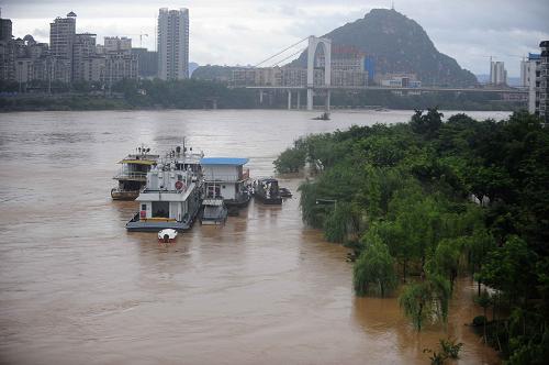 6月10日,廣西柳州市沿江的親水平臺(tái)景觀被上漲的江水淹沒。新華社記者 黃孝邦 攝