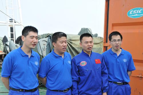 6月10日,潛航員唐嘉陵(右二)與科考隊員在“向陽紅09”船甲板上合影。新華社記者 張旭東 攝