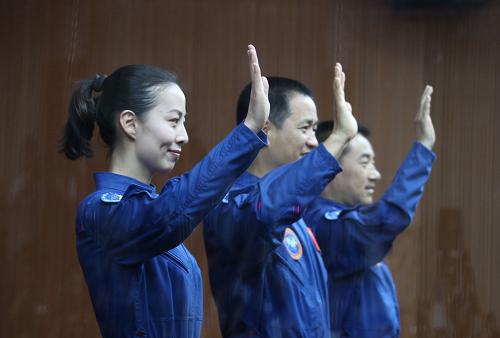 6月10日,航天員聶海勝(中)、張曉光(右)和王亞平出席見面會。新華社記者 王建民 攝