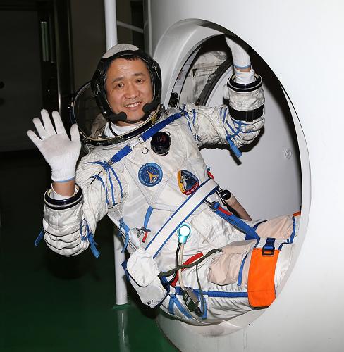 航天員聶海勝進(jìn)入模擬返回艙訓(xùn)練(4月27日攝)。新華社發(fā)(秦憲安 攝)