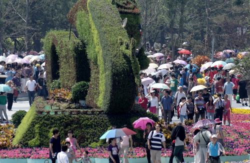 6月11日,游客在北京園博園游覽。當(dāng)日,位于北京豐臺區(qū)的園博園游客人數(shù)超過7.5萬人。端午小長假首日,全市重點(diǎn)監(jiān)測的23個景區(qū)共計接待游客47.7萬人次,同比增長12%,豐臺園博園的開放為北京旅游帶來新的增長點(diǎn),成為端午小長假期間北京旅游的新熱點(diǎn)。第九屆中國(北京)國際園林博覽會自5月18日開幕以來,國內(nèi)外參觀的游客逐日增加。目前,園博園日接待人數(shù)均已超過萬人。北京園博園作為第九屆中國國際園林博覽會的舉辦地,位于豐臺區(qū)境內(nèi)永定河畔綠色生態(tài)發(fā)展帶一線,總面積達(dá)到267公頃,建有傳統(tǒng)展園、現(xiàn)代展園、創(chuàng)意展園、生態(tài)展園和國際展園五大核心展區(qū)。 新華社記者 李欣 攝