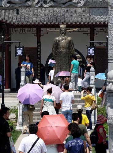 6月11日,游客準(zhǔn)備進(jìn)入北京園博園合肥館參觀。 新華社記者 李欣 攝
