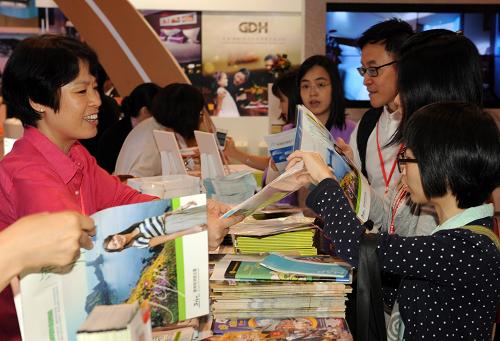 第27屆香港國際旅游展開幕 6月13日,顧客在韓國濟(jì)州島參展攤位前領(lǐng)取旅游指南。 當(dāng)日,第27屆香港國際旅游展在香港會議展覽中心開幕,來自47個(gè)國家和地區(qū)的680家參展商參加展覽。展覽將持續(xù)至6月16日。 新華社記者 黃本強(qiáng)攝