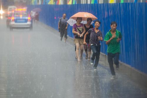 重慶局部地區(qū)出現(xiàn)暴雨 6月21日,重慶市彭水縣突降大雨,猝不及防的市民加快腳步躲避。 當(dāng)日,雷雨大風(fēng)等強(qiáng)對(duì)流天氣光臨重慶,局部地區(qū)出現(xiàn)暴雨,不過持續(xù)時(shí)間短暫,暫時(shí)緩解了長時(shí)間高溫天氣對(duì)市民的影響。市氣象臺(tái)專家表示,雖然部分地區(qū)有降雨情況,但近日氣溫依舊會(huì)居高不下,本周日預(yù)計(jì)會(huì)有降雨降溫天氣,到時(shí)高溫天氣才會(huì)得到真正緩解。 新華社記者 陳誠 攝