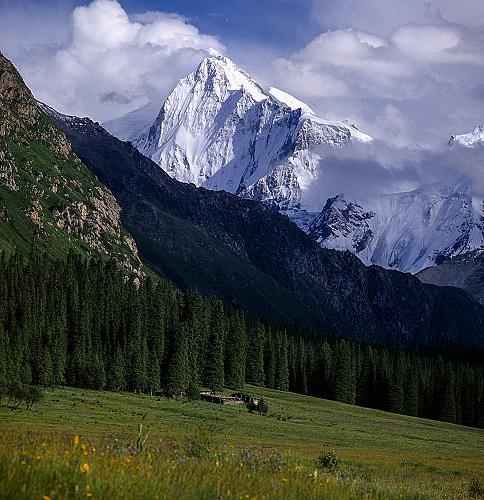 天山申遺成功 6月21日,在柬埔寨金邊舉行的第37屆世界遺產(chǎn)大會(huì)投票通過(guò)中國(guó)新疆天山列入聯(lián)合國(guó)教科文組織世界遺產(chǎn)名錄。此次申報(bào)的新疆天山世界自然遺產(chǎn)地,由博格達(dá)、巴音布魯克、托木爾、喀拉峻—庫(kù)爾德寧等區(qū)域組成。 這是在新疆夏塔古道拍攝的天山風(fēng)光(資料照片)。 新華社記者 沈橋 攝