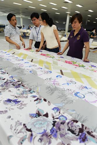 參觀者在山東魏橋創(chuàng)業(yè)集團(tuán)參觀企業(yè)生產(chǎn)的新型紡織產(chǎn)品(6月26日攝)。 近年來(lái),位于山東省鄒平縣的世界最大棉紡織企業(yè)——魏橋創(chuàng)業(yè)集團(tuán)在企業(yè)發(fā)展中以市場(chǎng)需求為導(dǎo)向,依靠集團(tuán)的技術(shù)團(tuán)隊(duì)不斷進(jìn)行技術(shù)創(chuàng)新,相繼自主研發(fā)并批量生產(chǎn)具有抗菌、阻燃、免燙、防紫外線等特點(diǎn)的有機(jī)棉、超爽纖維、大豆蛋白纖維、牛奶纖維、竹纖維等新型功能性纖維及高支特細(xì)紗和高支高密坯布品種,填補(bǔ)了多項(xiàng)國(guó)內(nèi)空白,提升了產(chǎn)品在國(guó)內(nèi)外市場(chǎng)的競(jìng)爭(zhēng)力。 新華社發(fā)(董乃德 攝)