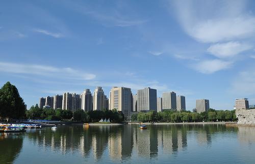 這是7月2日拍攝的石家莊市世紀公園一角。受7月1日夜間出現(xiàn)的大范圍降雨影響,當日河北省大部分地區(qū)空氣質(zhì)量均有所好轉(zhuǎn)。據(jù)河北省空氣質(zhì)量自動發(fā)布系統(tǒng)當日15時實時發(fā)布數(shù)據(jù)顯示,河北省11個城市空氣質(zhì)量均達到良以上級別,其中石家莊、保定、張家口、承德、廊坊5市達到空氣質(zhì)量優(yōu)級別。 新華社發(fā)(朱旭東 攝)