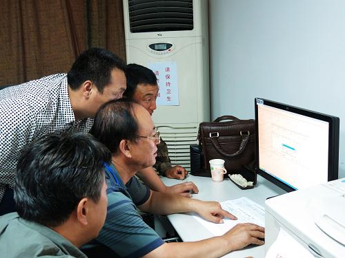 7月2日,考生家長在觀看內(nèi)初班錄取流程。 新華社記者 蔡國棟 攝