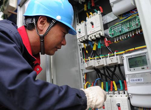 河北承德首個“個人發(fā)電廠”投入使用 7月10日,在朱鳳喜的農莊內,國家電網(wǎng)冀北承德供電公司工作人員檢修低壓配電設施。 近日,河北省承德市市民朱鳳喜在自家經(jīng)營的農莊內建造的分布式光伏發(fā)電系統(tǒng)已安裝完畢,開始自主發(fā)電。據(jù)了解,這套光伏發(fā)電系統(tǒng)共180塊光伏板,每塊可發(fā)電240瓦,日發(fā)電量預計160-180千瓦時。目前,該項目光伏發(fā)電并網(wǎng)電壓380伏,接入容量45千瓦,除自用的40%外,余電可并入國家電網(wǎng)。 新華社記者 王曉 攝